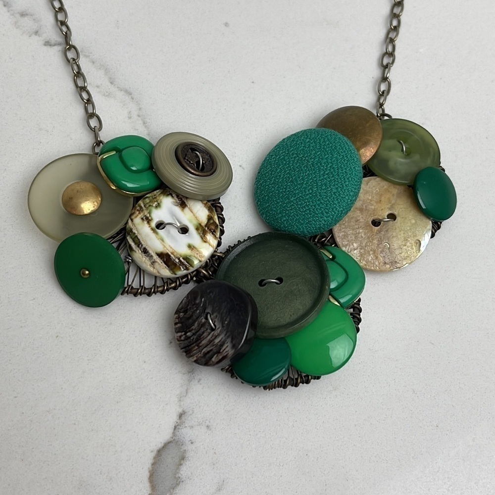 𝅺Cluster Button Necklace - Picture 2 of 4